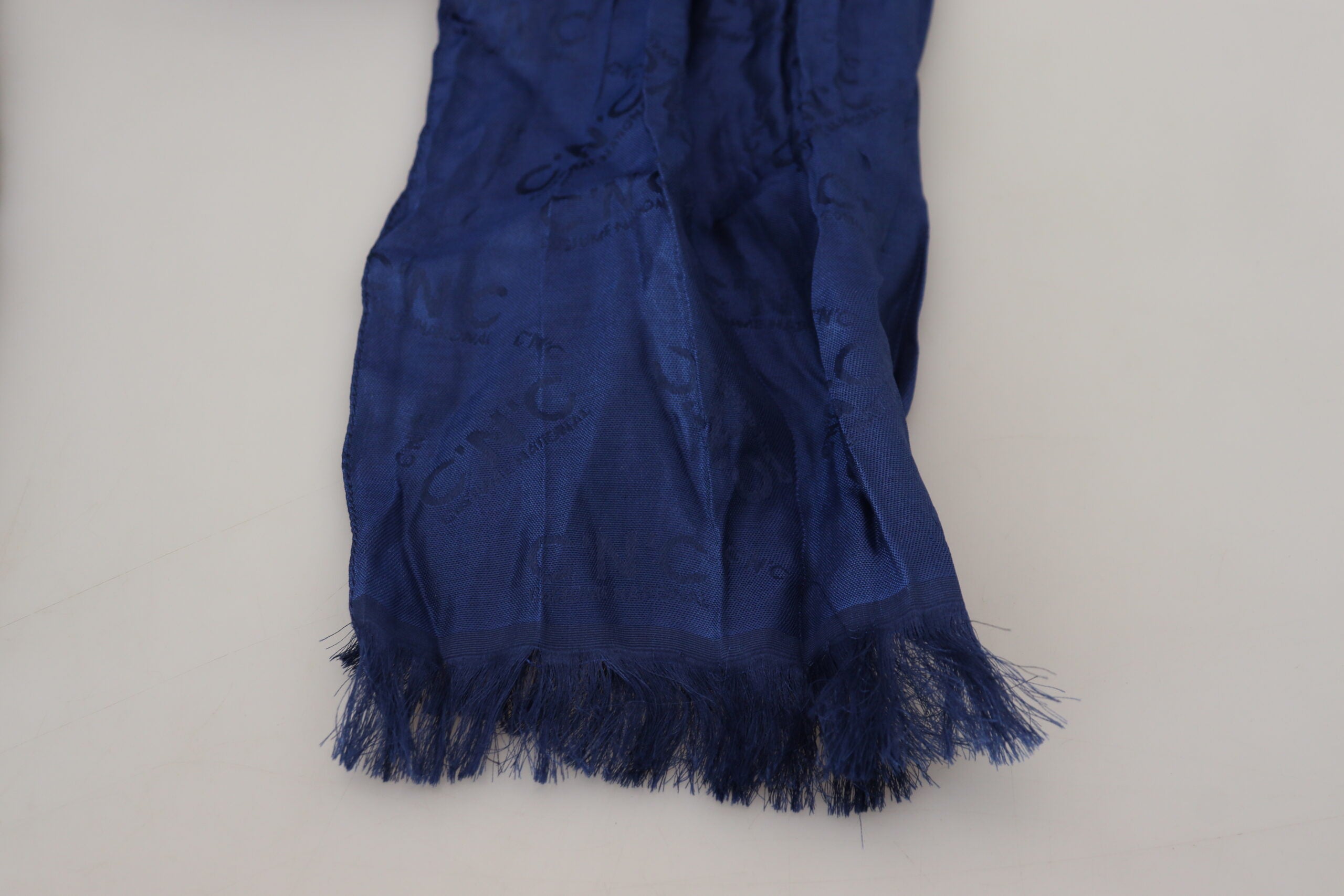 Costume National Blauer Seidenschal Foulard Fransenschal