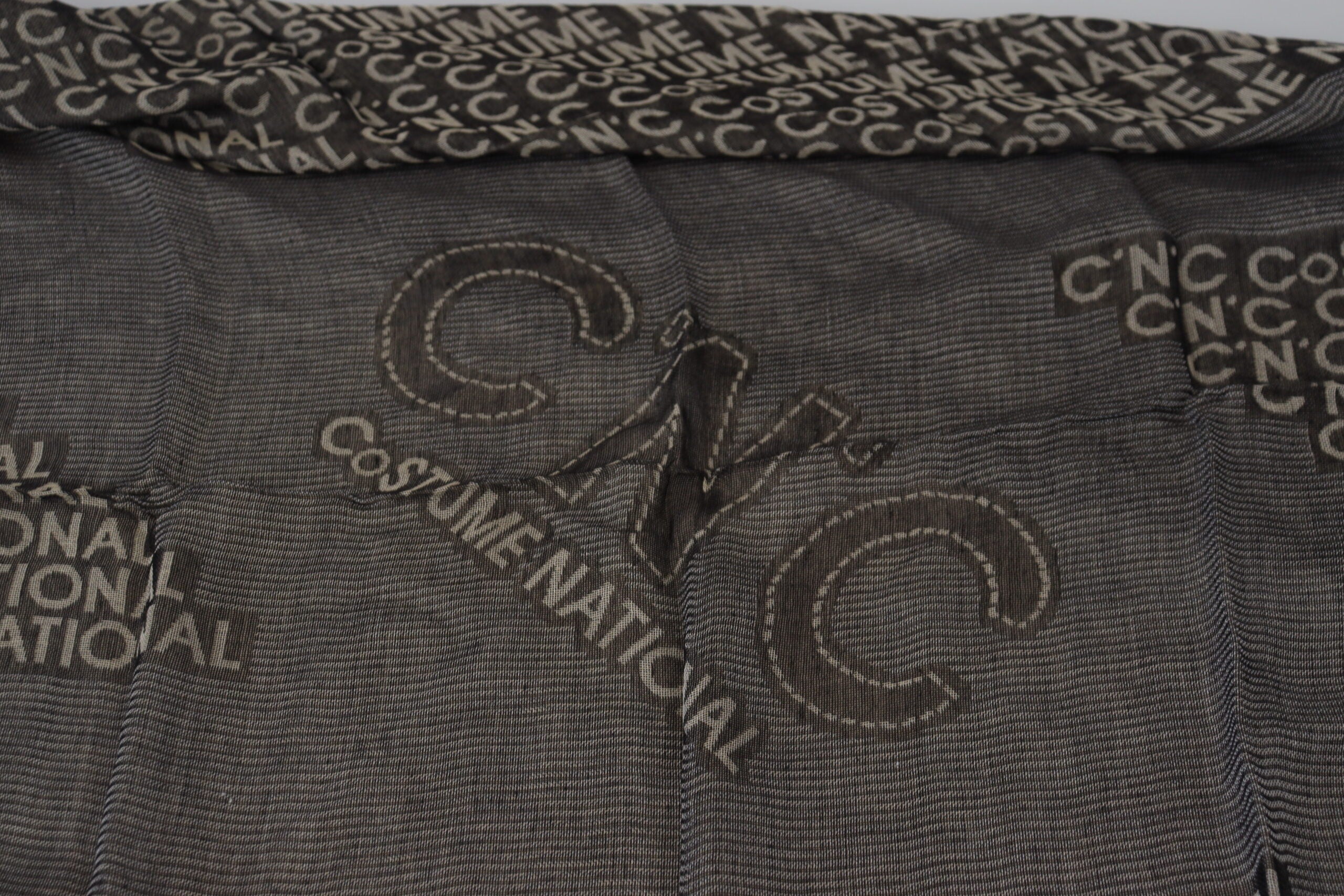 Costume National Grauer Logo-Strickhalstuchschal
