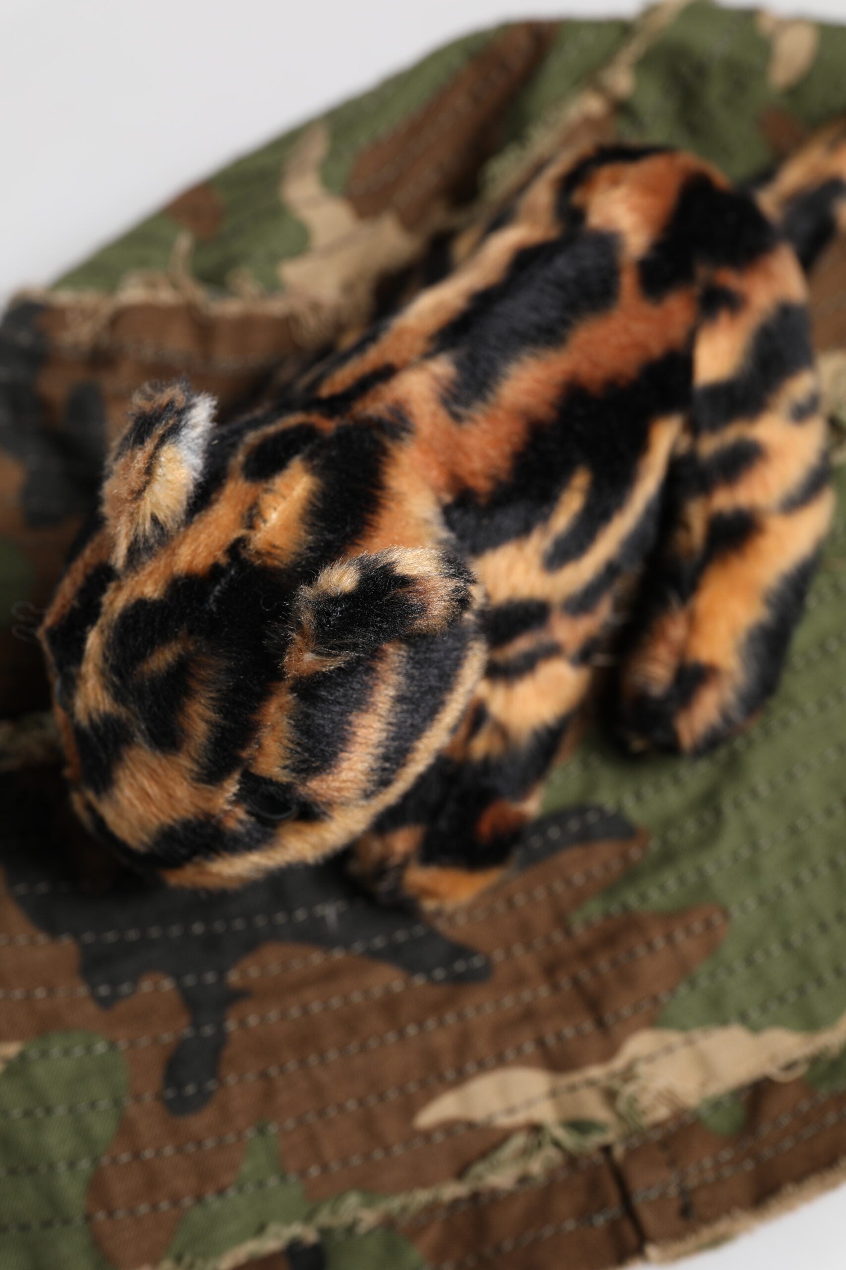 Dolce & Gabbana Multicolor Leopard verschönern breite Krempe Eimer Hut