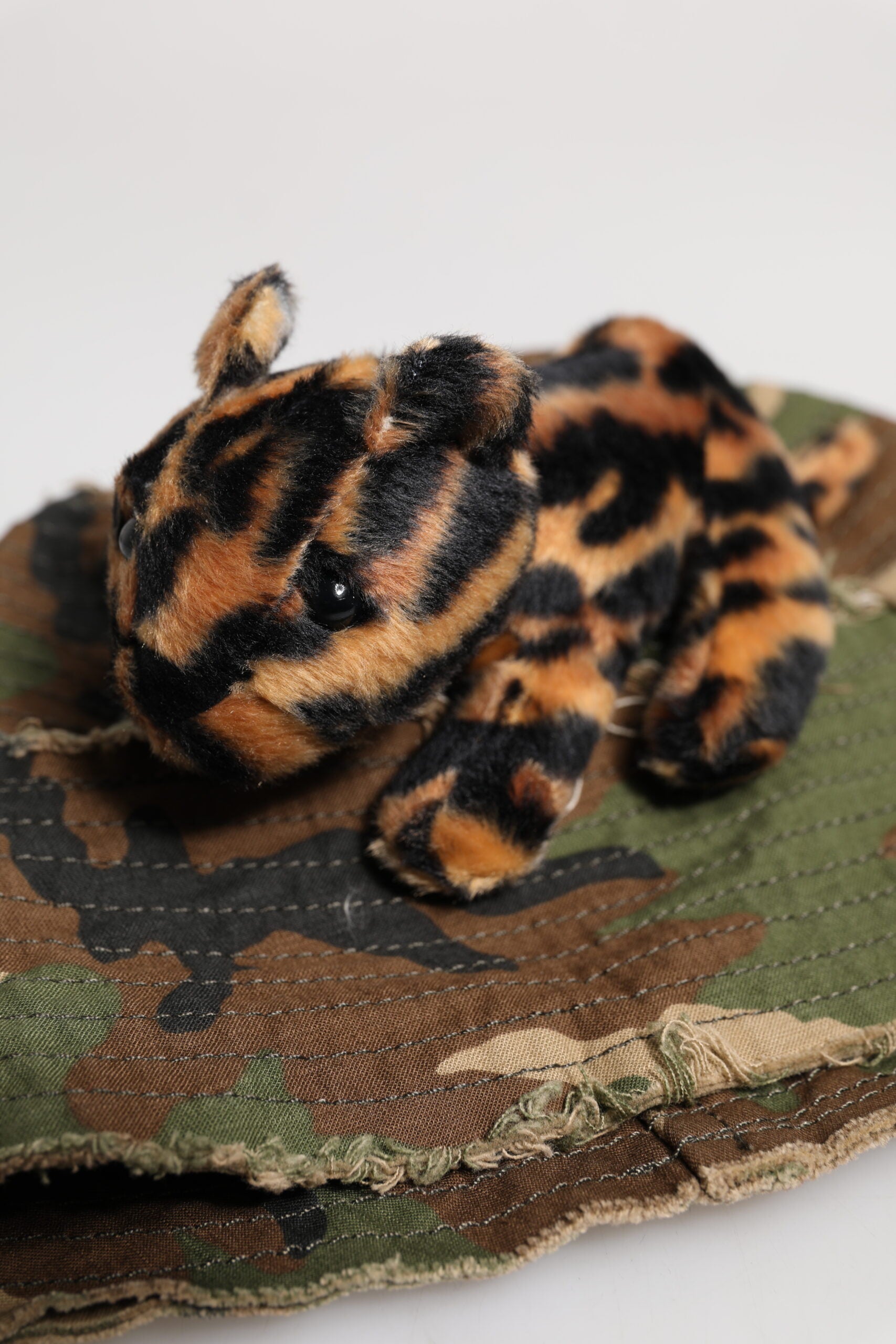 Dolce & Gabbana Multicolor Leopard verschönern breite Krempe Eimer Hut