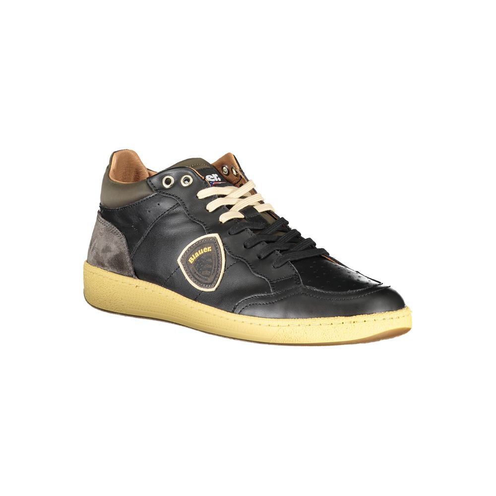 Blauer Schlichte schwarze Schnürsenkel-Sneakers mit kontrastierenden Details