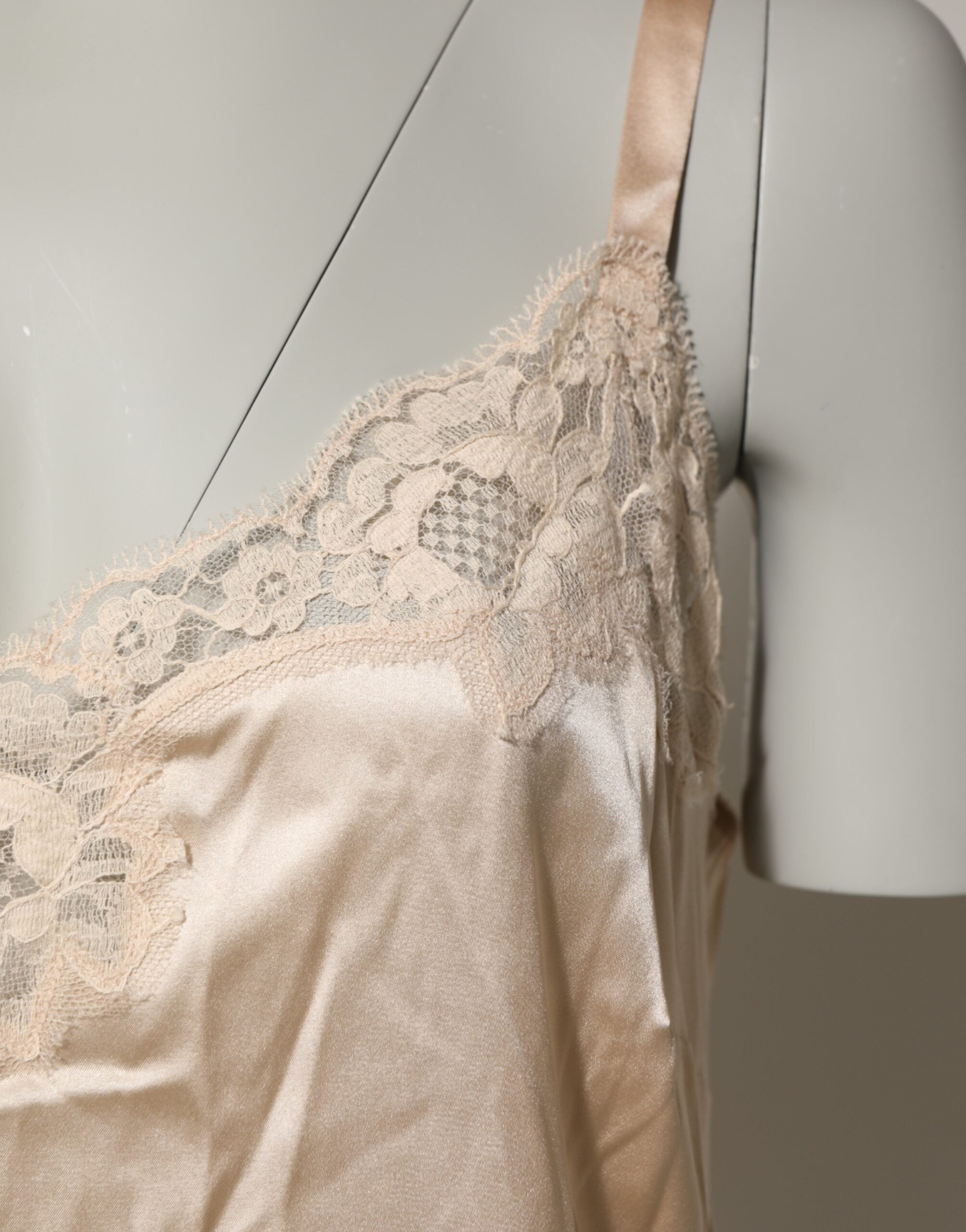 Dolce & Gabbana Nude Chemise Lingerie Seidenmischung Spitzenbesatz Kleid