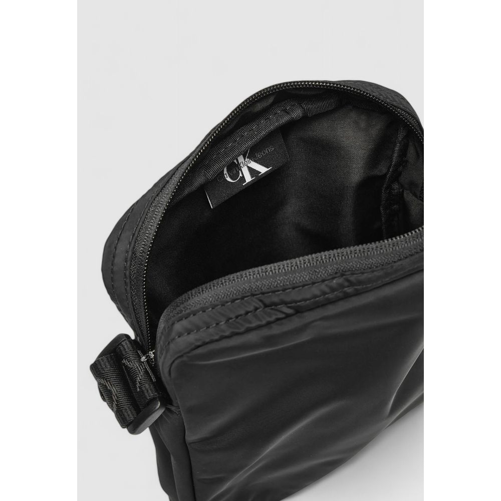 Calvin Klein Schwarze Messenger-Tasche aus recyceltem Polyester