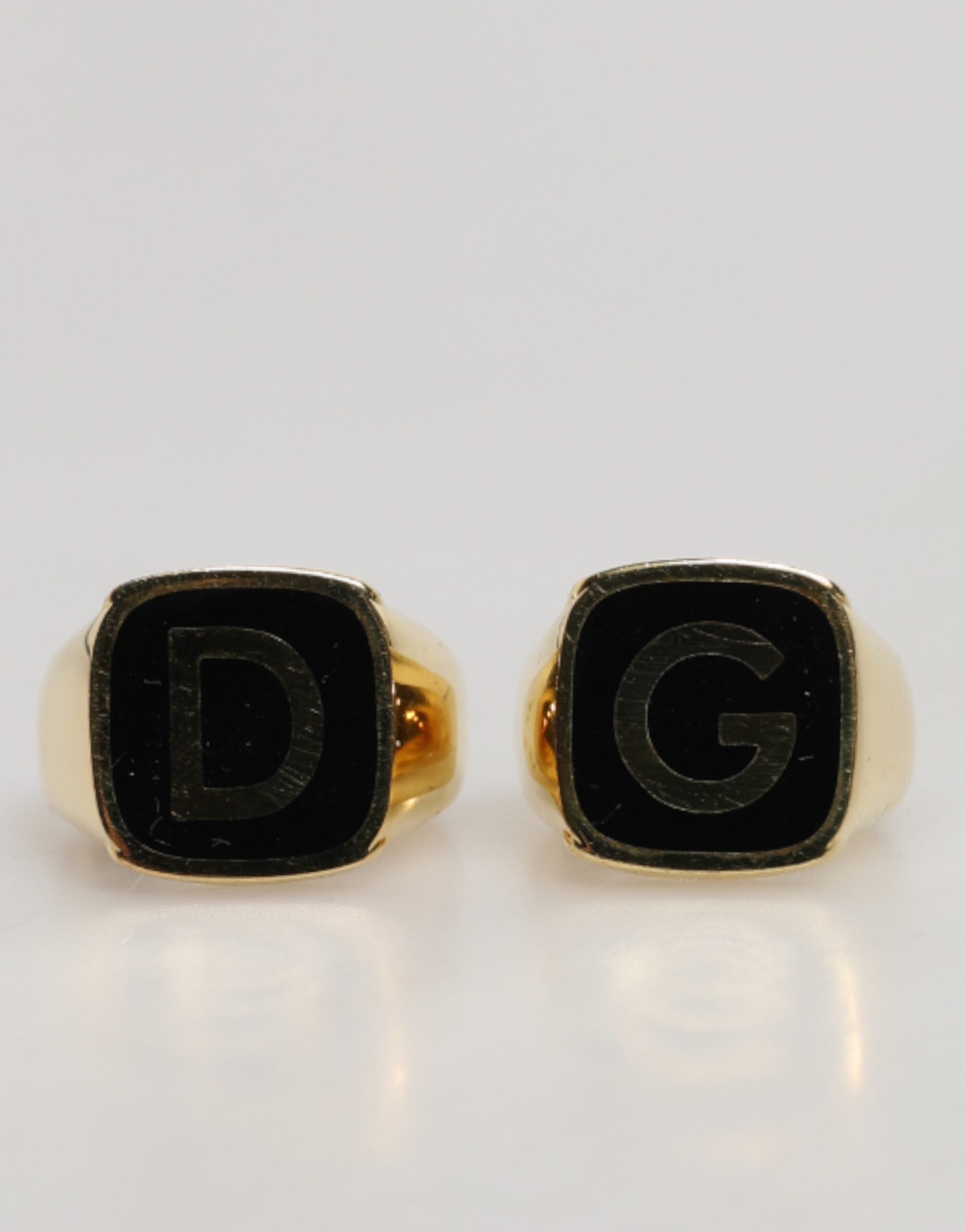 Dolce & Gabbana Goldfarbene Ringe aus echtem Messing mit schwarzem Emaille und "DG" Logo, verstellbar