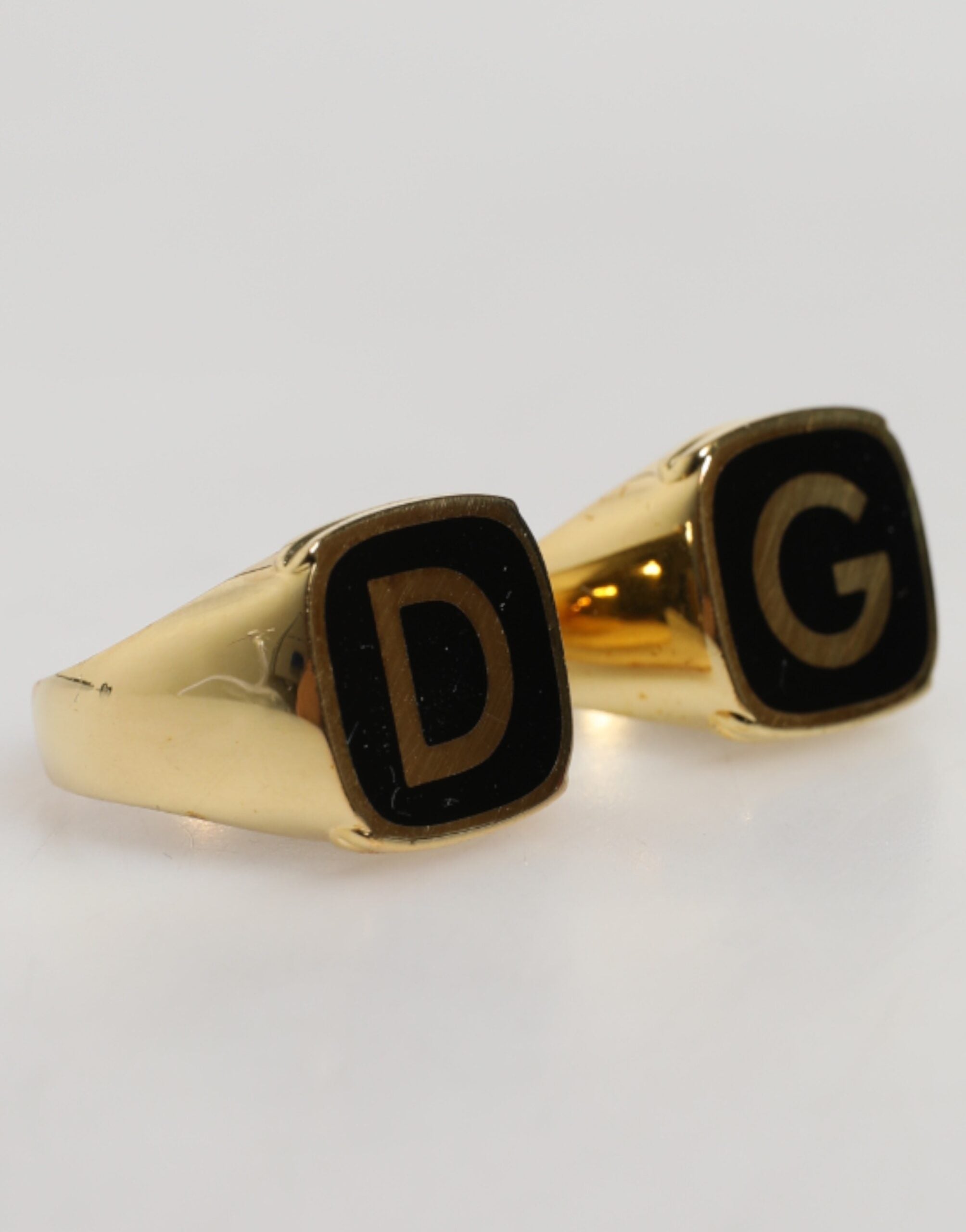 Dolce & Gabbana Goldfarbene Ringe aus echtem Messing mit schwarzem Emaille und "DG" Logo, verstellbar