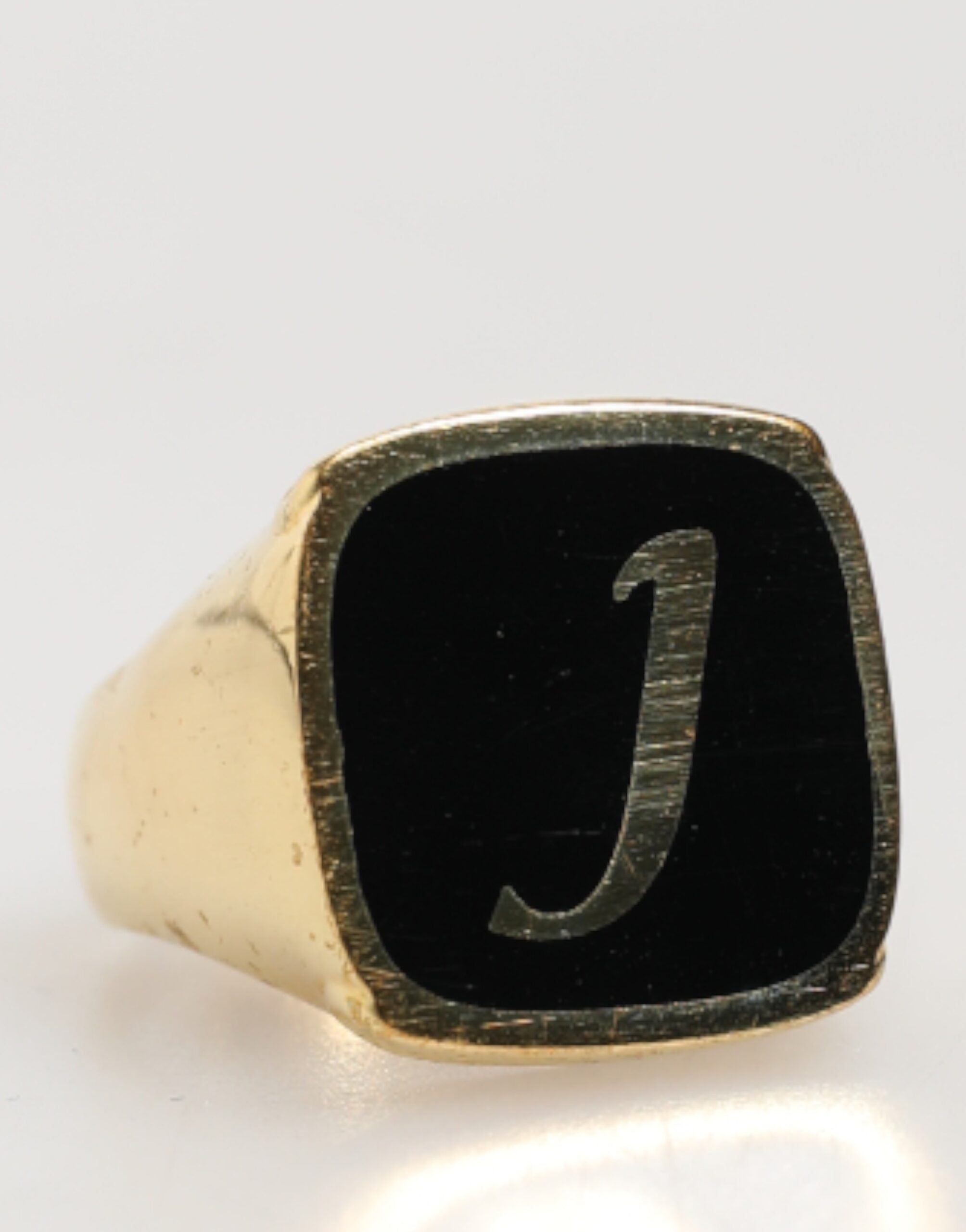 Dolce & Gabbana Ring mit verstellbarem Goldton und schwarzem Emaille-Buchstaben "J"