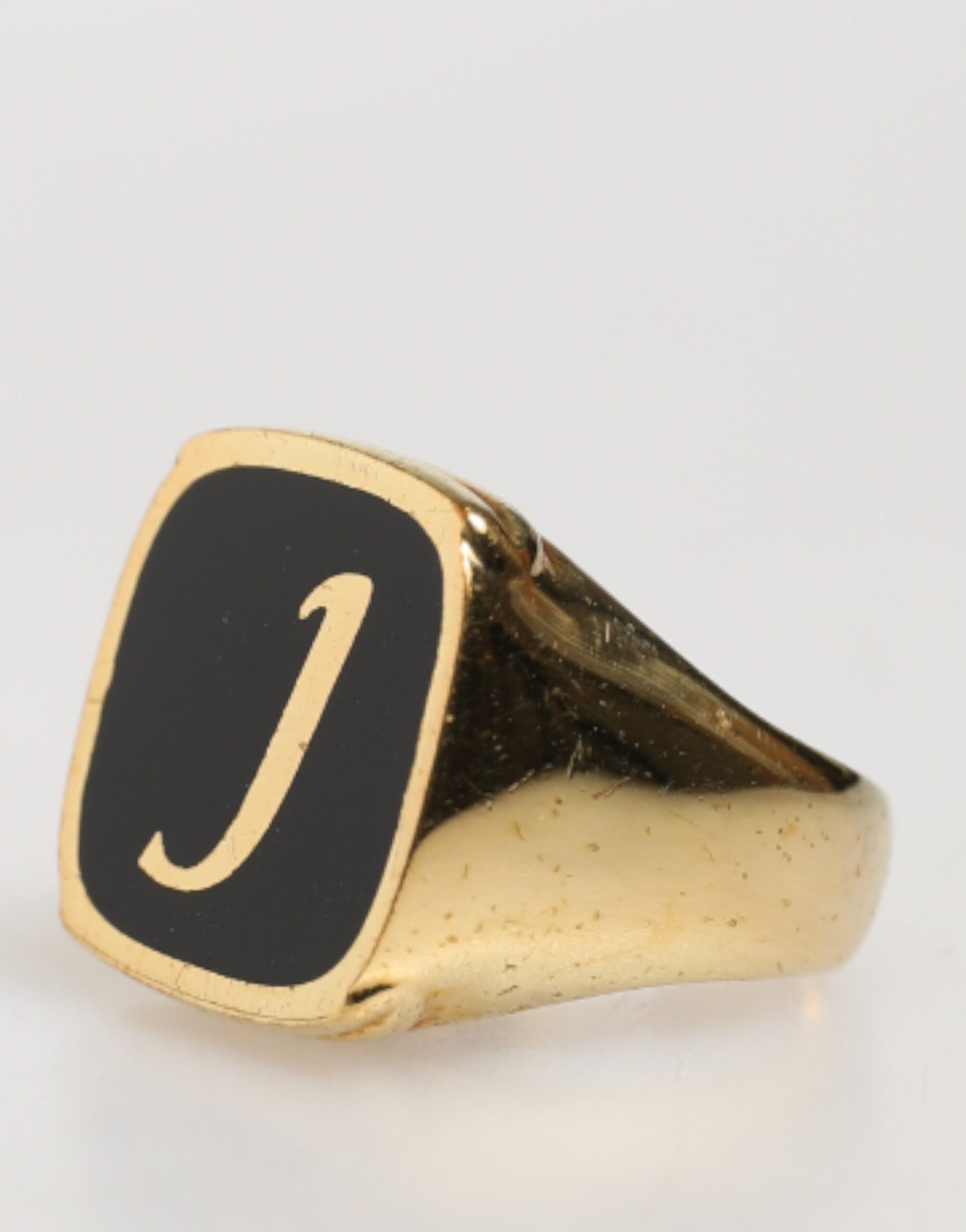 Dolce & Gabbana Ring mit verstellbarem Goldton und schwarzem Emaille-Buchstaben "J"